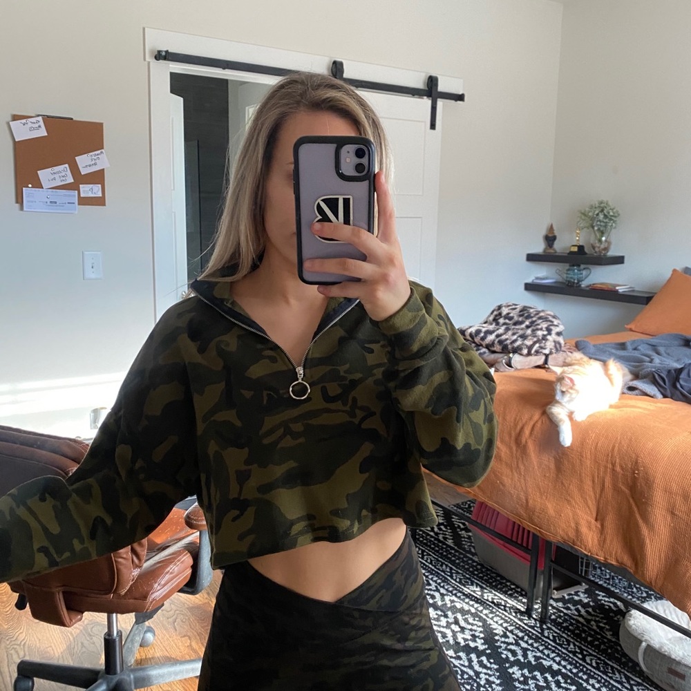 Long sleeve cropped camo 3/4 zip